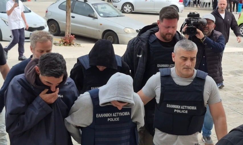 Κεφαλονιά: «Δολοφόνοι» φώναζε το πλήθος στους 3 προφυλακισθέντες - Τους έβγαλαν από την πίσω πόρτα