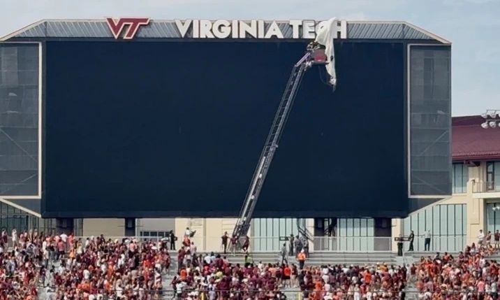 Αλεξιπτωτιστής κόλλησε στον ηλεκτρονικό πίνακα γηπέδου - Δείτε βίντεο