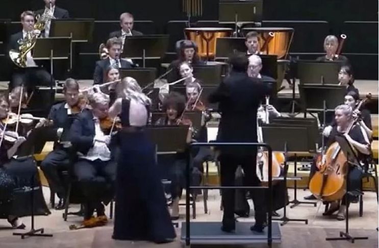 Βίντεο: Μαέστρος πέταξε κάτω κατά λάθος βιολί ενός εκατομμυρίου ευρώ κατά τη διάρκεια κονσέρτου