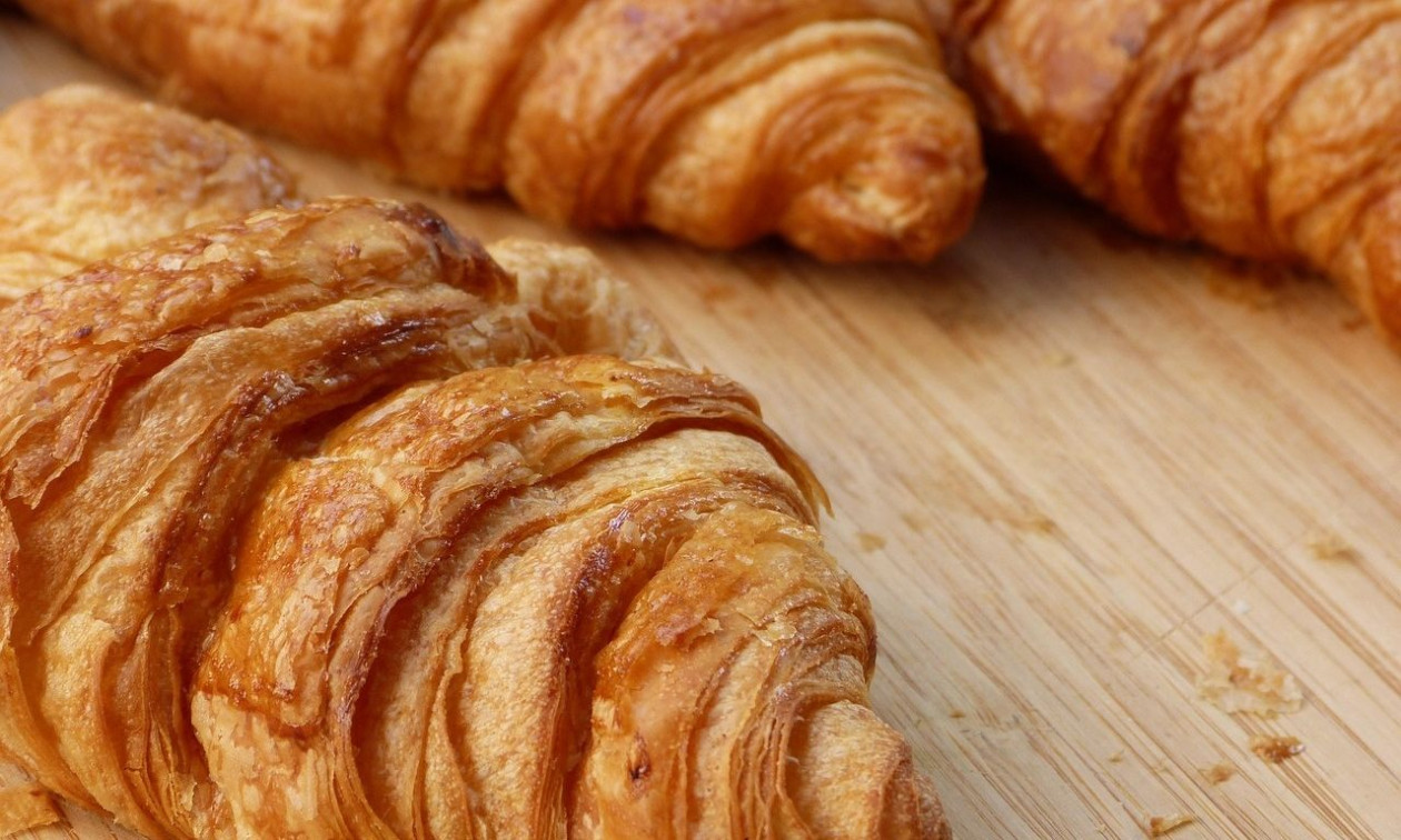 Ηράκλειο: Προσπάθησε να περάσει ναρκωτικά μέσα σε κρουασάν στο Αστυνομικό Μέγαρο– Συνελήφθη 27χρονος