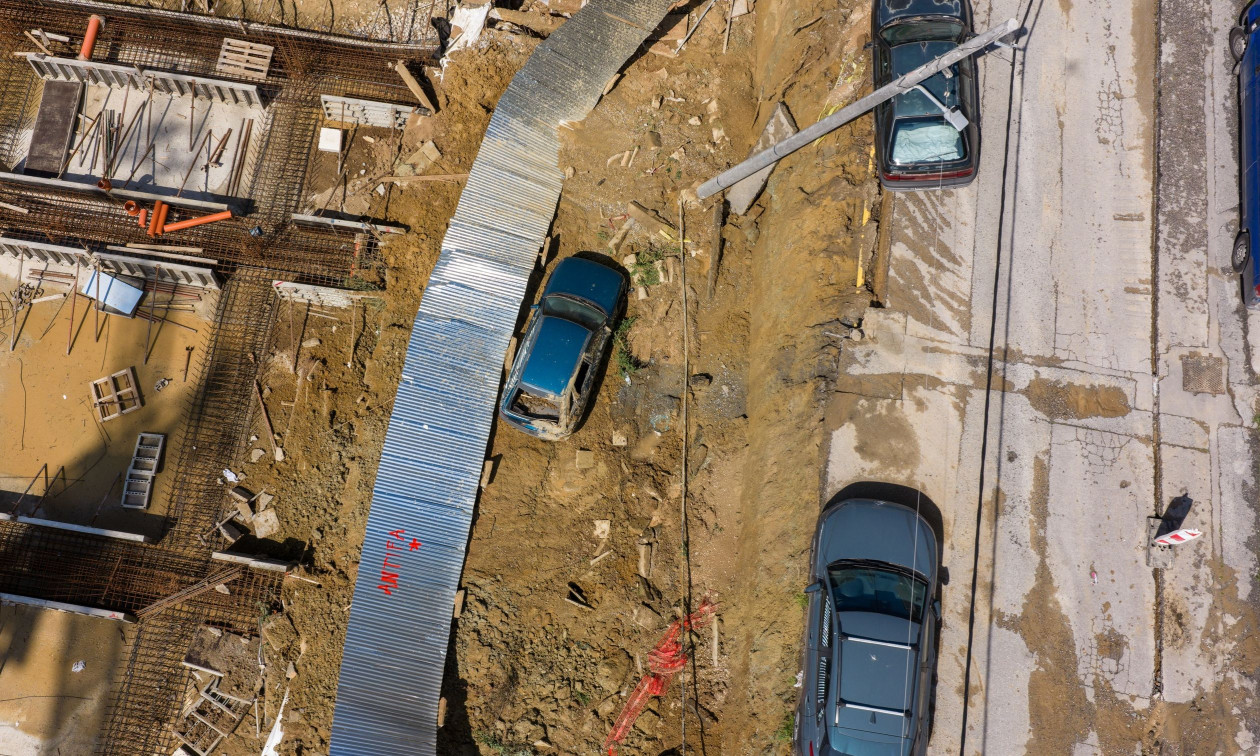 Η στιγμή που Ι.Χ πέφτει στο κενό από την κατάρρευση τοιχίου στους στάβλους Παπάφη - Μια σύλληψη