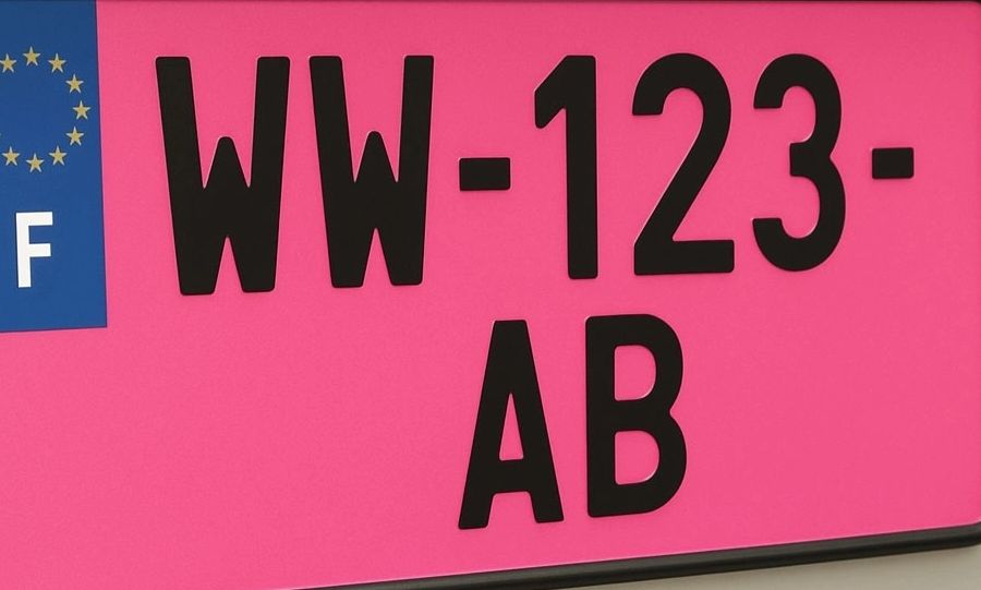 Ροζ πινακίδες στα αυτοκίνητα: Τι σημαίνουν και ποιους οδηγούς αφορούν