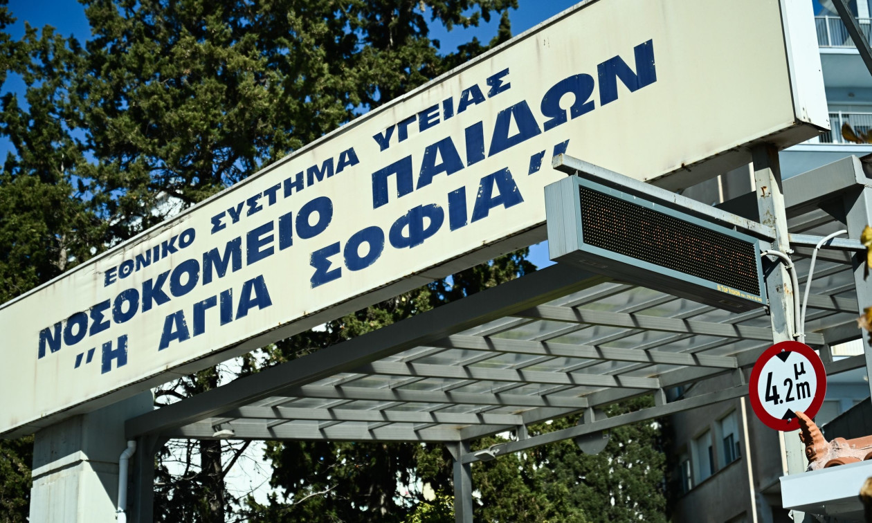 Η Ζαχαράκη επισκέφθηκε στο Παίδων τη μαθήτρια που έπεσε από τον 1ο όροφο του σχολείου της