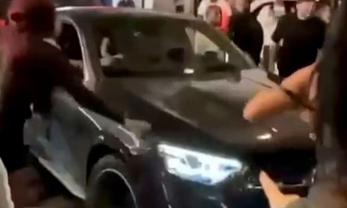 Λονδίνο: Η στιγμή που 29χρονη παθαίνει αμόκ και παρασύρει πεζούς με το αυτοκίνητό της