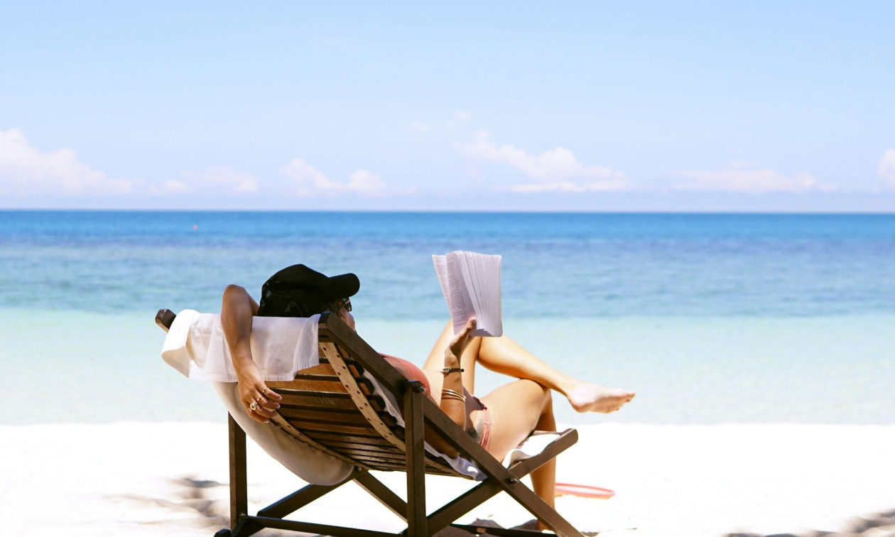 Νιώθετε κουρασμένοι στις διακοπές; 5 tips για να ρυθμίσετε το βιολογικό σας ρολόι