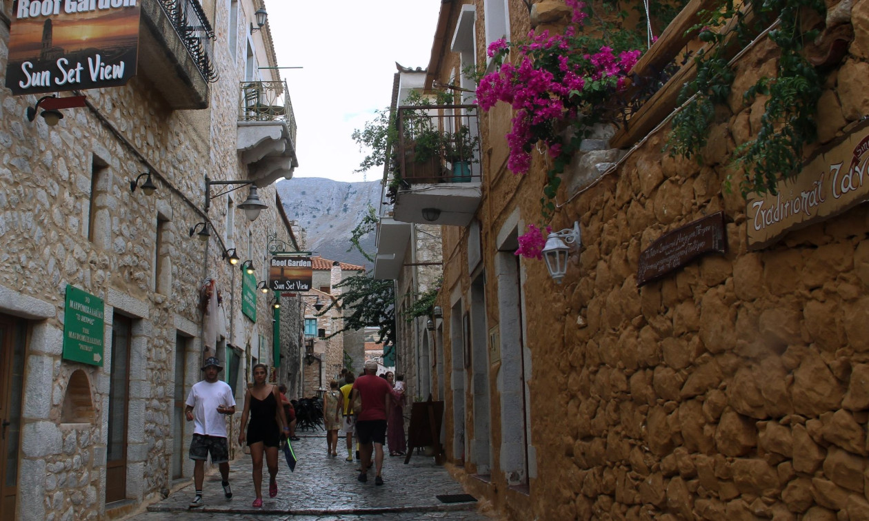 Ο Guardian «υμνεί» την Μάνη: Μία γη όπου η πέτρα και η Ιστορία κυριαρχούν