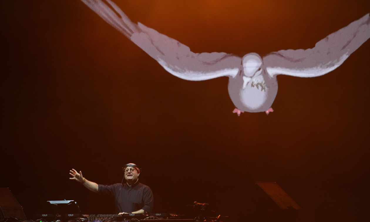 Πάπας Φραγκίσκος: Λαοθάλασσα στο Μπουένος Αιρες- Το tecno-πάρτι στη μνήμη του από τον «DJ ιερέα»