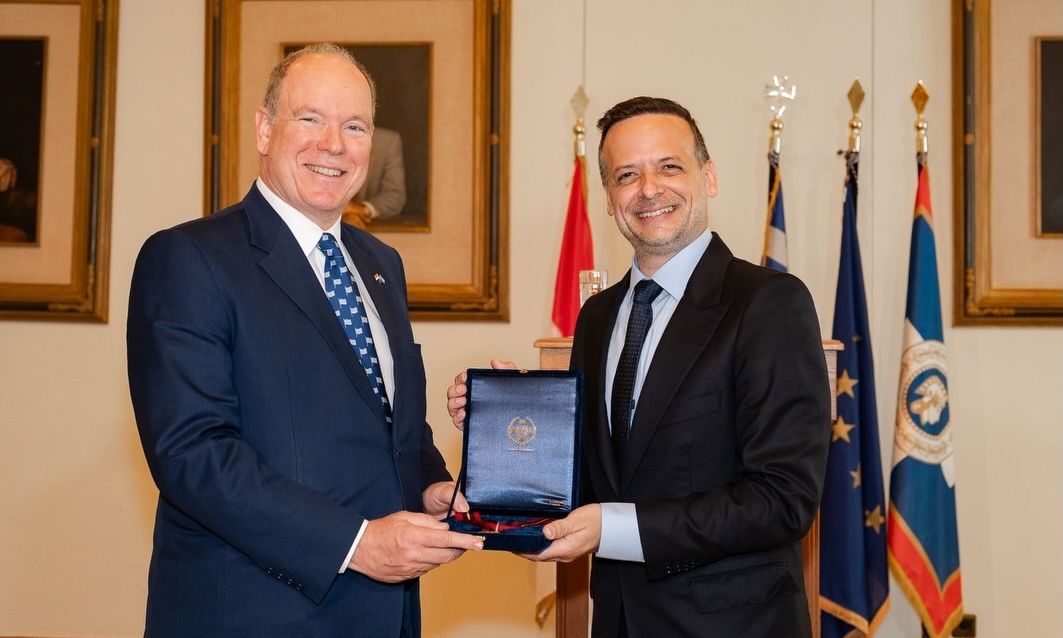 Δούκας: Απένειμε το μετάλλιο του Δήμου Αθηναίων στον πρίγκιπα Αλβέρτο