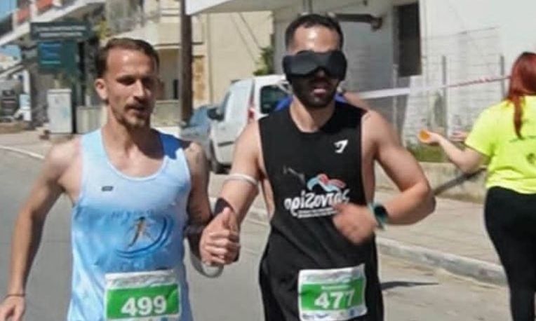 Κρήτη: Αθλητής έτρεξε 42 χιλιόμετρα με δεμένα μάτια για καλό σκοπό