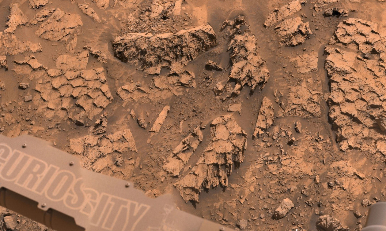 Εικόνες από το ρόβερ της NASA στον Άρη δείχνουν σχηματισμό που θυμίζει λέπια τεράστιου ερπετού