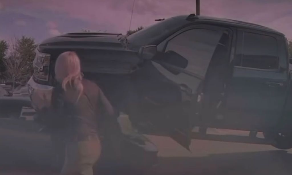 Αδιανόητο σκηνικό σε πάρκινγκ στη Φλόριντα: Υπερυψωμένο φορτηγάκι «ισοπέδωσε» Lamborghini Huracán