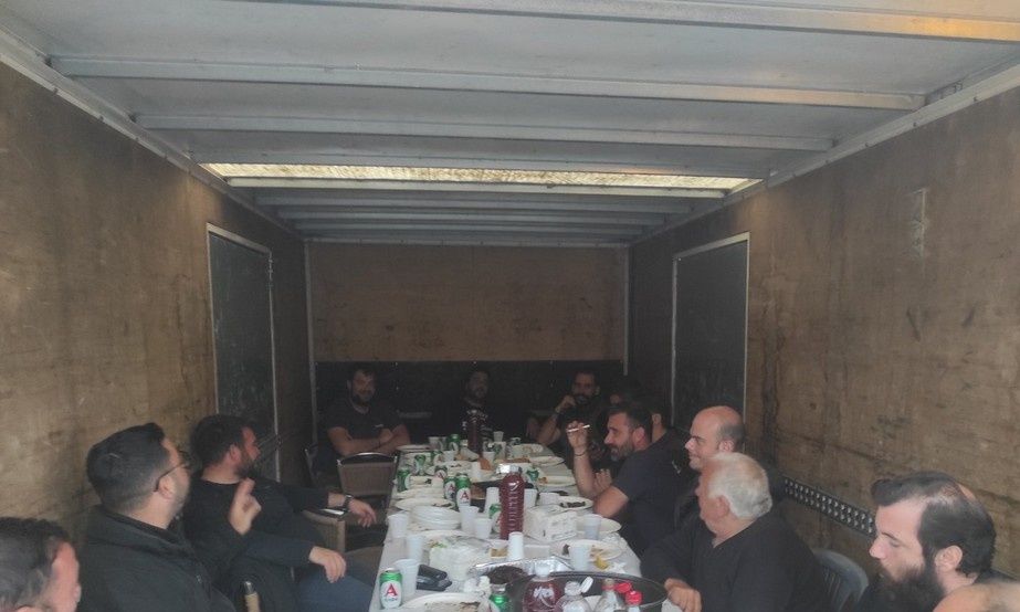 Πρωτότυπος εορτασμός για τον Άγιο Γεώργιο στη Σούδα – Έστησαν τραπέζι μέσα σε φορτηγό λόγω βροχής