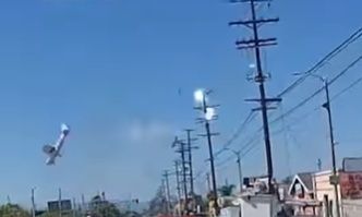 Λος Αντζελες: Μικρό αεροσκάφος έπεσε πάνω σε ηλεκτροφόρα καλώδια και συνετρίβη