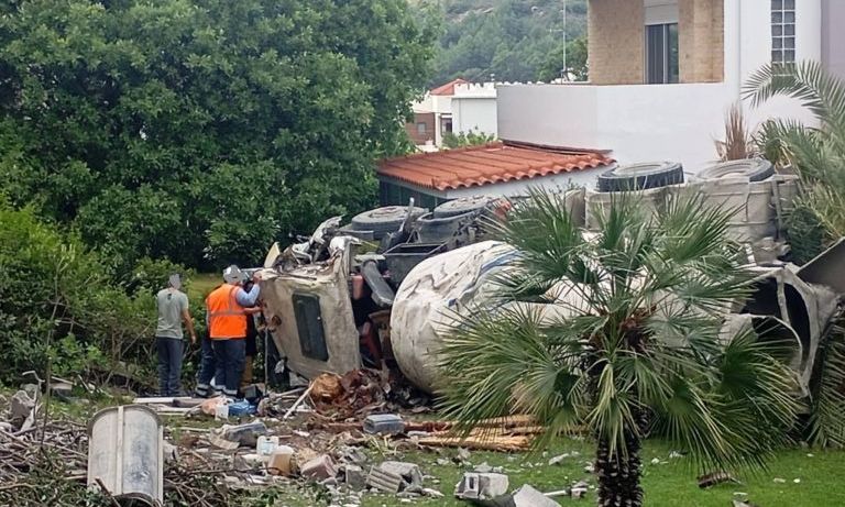 Ανατροπή μπετονιέρας στη Ρόδο - Απεγκλωβίστηκε ο οδηγός