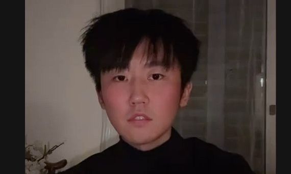 Ο Κινέζος που τραγουδάει «Παραμυθιάζομαι» του Παντελίδη «γκρεμίζει» το διαδίκτυο