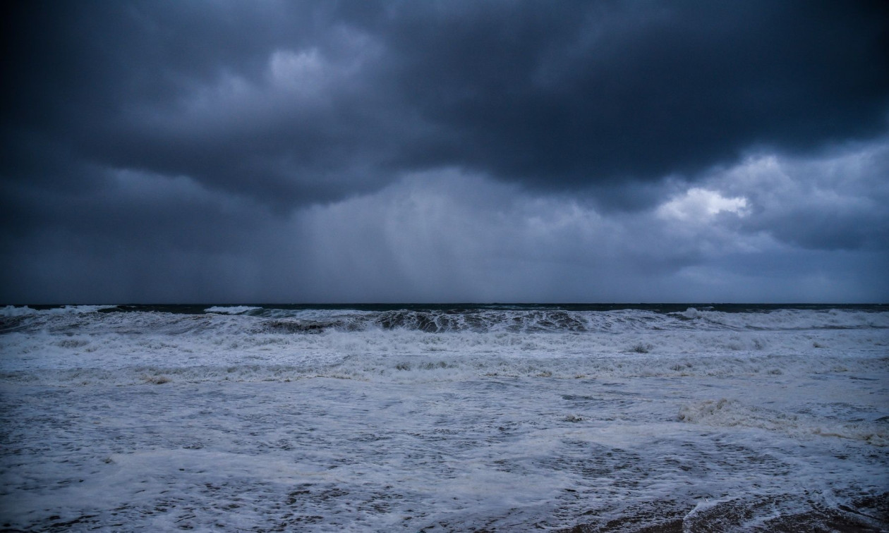 Καιρός: Με βροχές, καταιγίδες και νέα πτώση της θερμοκρασίας η Πέμπτη – Πού θα χιονίσει
