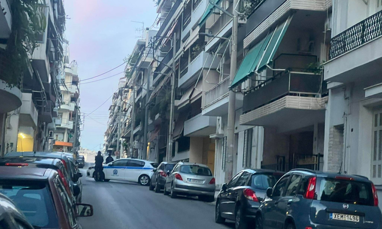 Νέος Κόσμος: Παραμένει ταμπουρωμένος με όπλο σπίτι του ο 55χρονος που χτύπησε την μητέρα του