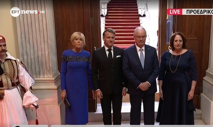 Στο Προεδρικό Μέγαρο ο πρόεδρος της Γαλλίας Εμανουέλ Μακρόν με τη σύζυγό του Μπριζίτ