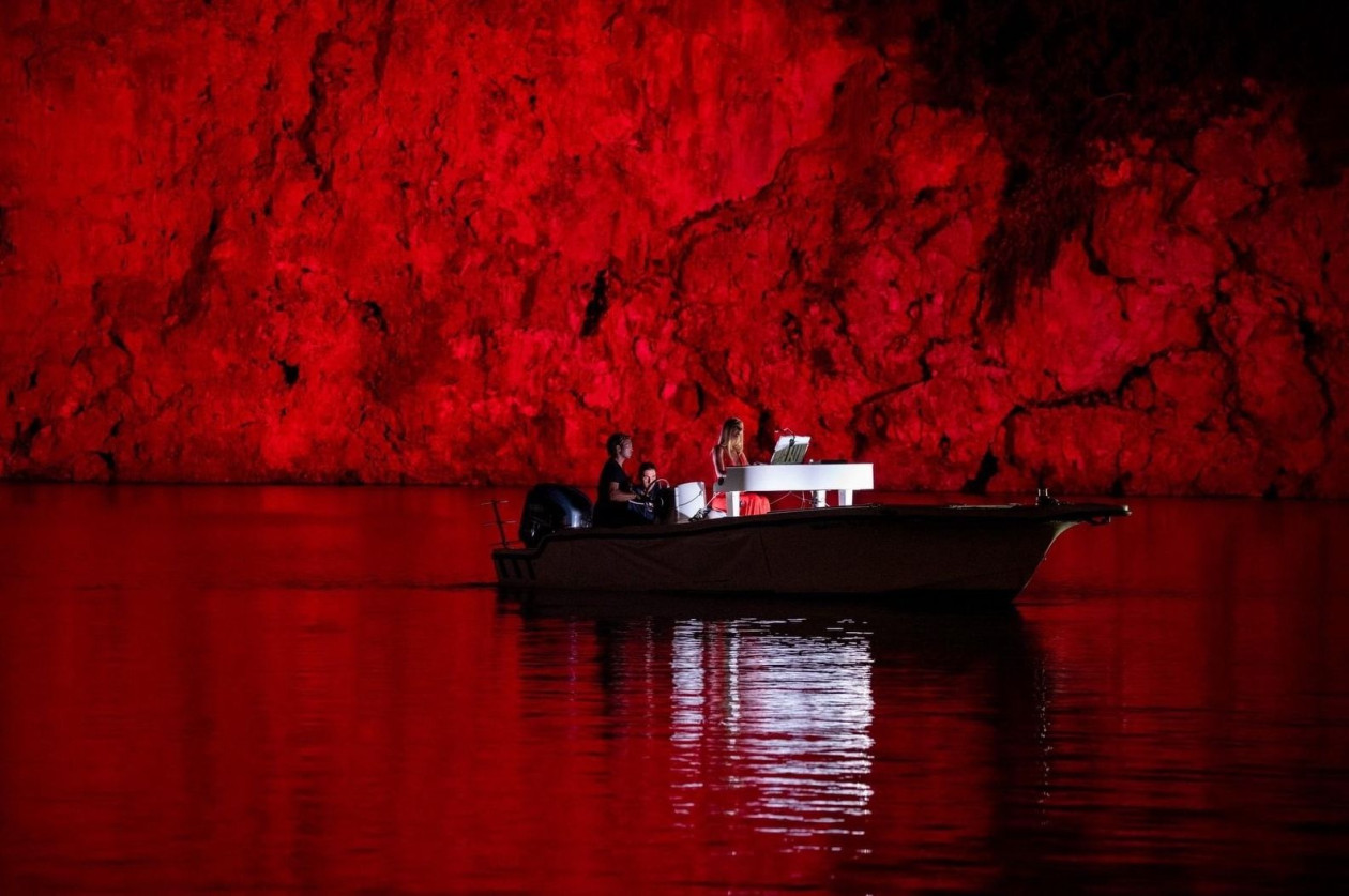 Έλενα Ξυδιά: Η «ιπτάμενη πιανίστρια», παίζει πιάνο στα πιο απίθανα μέρη - «Μπορούμε και στο φεγγάρι»
