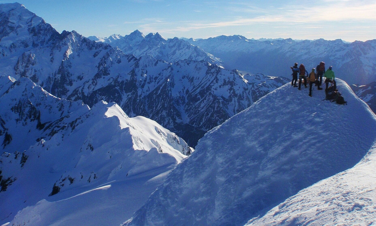 Έβερεστ: Τεράστιο κομμάτι παγετώνα μπλοκάρει την κύρια διαδρομη αναρρίχησης στην περίοδο αιχμής