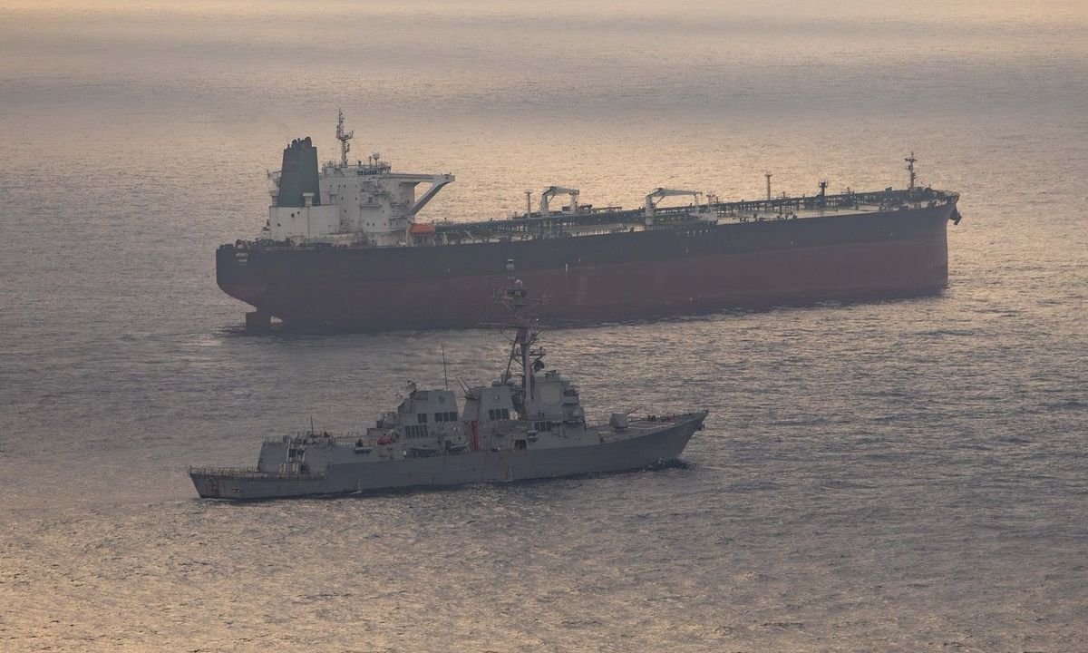 CENTCOM: Αμερικανικό αντιτορπιλικό αναχαίτισε ιρανικό πλοίο εν πλω προς το ιρανικό λιμάνι