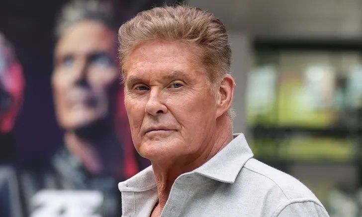 Ντέιβιντ Χάσελχοφ: Σπάνια έξοδος με βοήθημα βάδισης -Τι συμβαίνει με την υγεία του