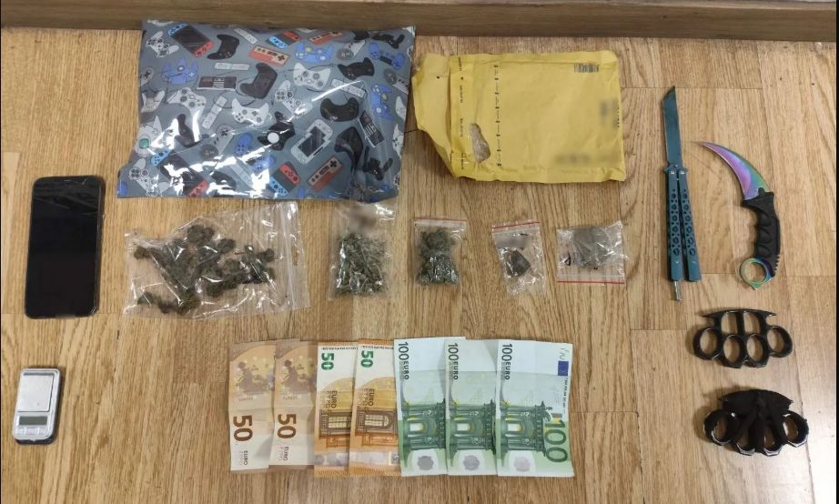Χειροπέδες σε σεσημασμένο 19χρονος για ναρκωτικά: Συνελήφθη τη στιγμή που παραλάμβανε δέμα κάνναβης