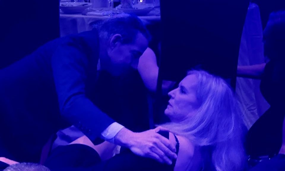 Επίθεση σε δείπνο παρουσία Τραμπ: Βουλευτής «προστάτευσε ηρωικά» την κόρη του Κένεντι 