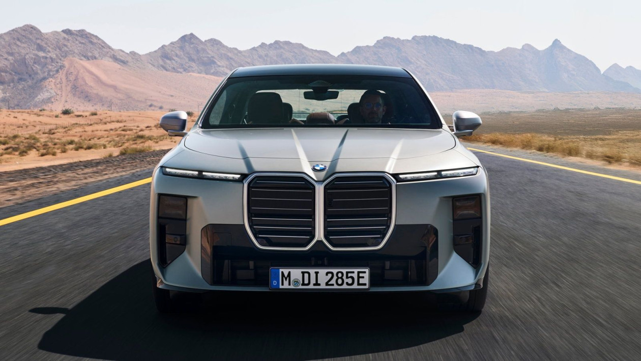 Η σειρά 7 της BMW συνεχίζει ανανεωμένη και πιο high tech