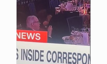 Επίθεση σε δείπνο παρουσία Τραμπ: Παρά το χάος άντρας δεν σταμάτησε να τρώει