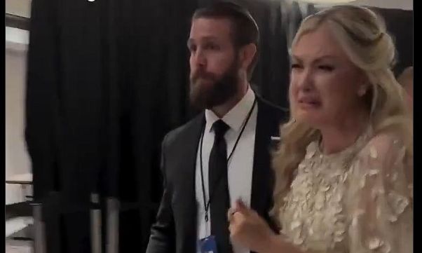 Η Έρικα Κερκ φυγαδεύεται με κλάματα από το δείπνο των ανταποκριτών του Λευκού Οίκου