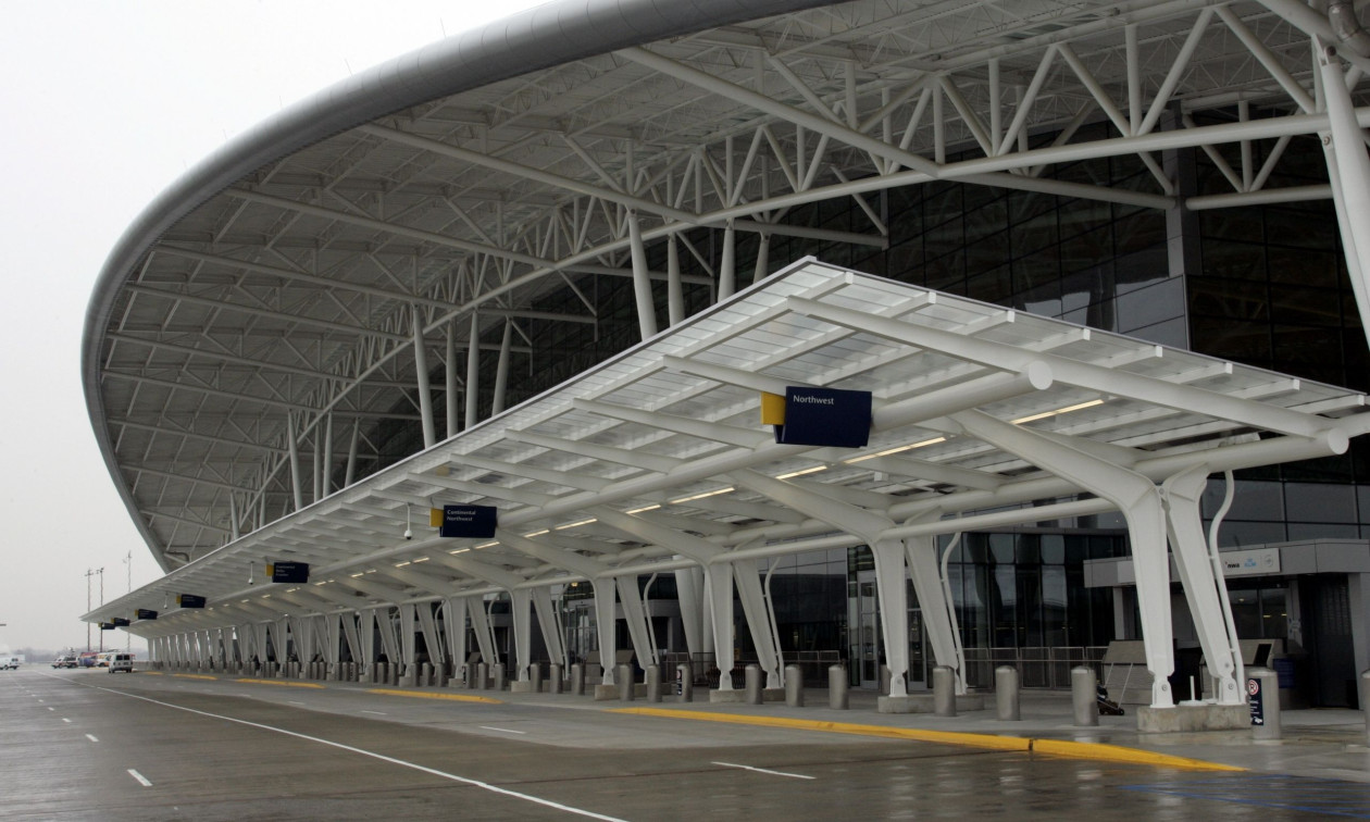 Ινδιανάπολη: 38χρονη επιβάτης έπεσε από ύψος 15 μέτρων στο αεροδρόμιο και πέθανε