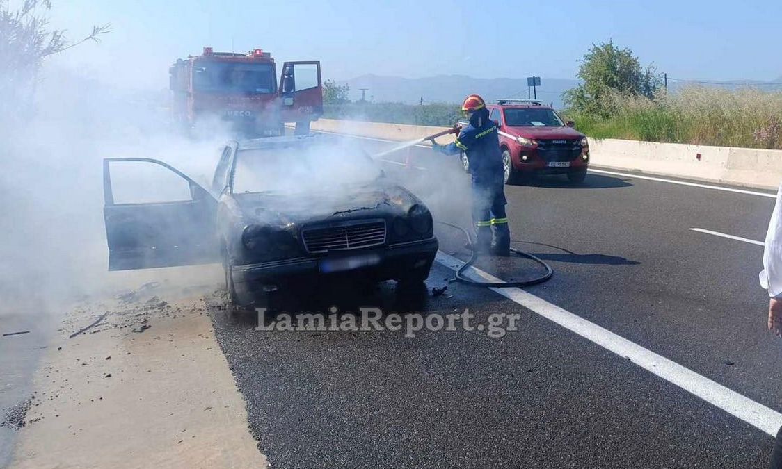 Φθιώτιδα: Αυτοκίνητο τυλίχθηκε στις φλόγες στην εθνική οδό στο ύψος της Σκάρφειας