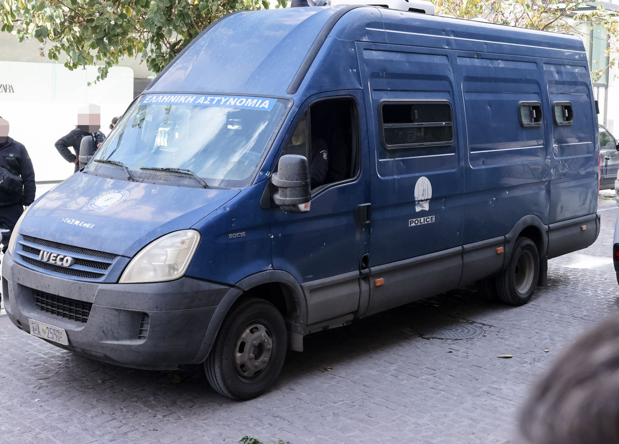 Θεσσαλονίκη: Χειροπέδες σε αστυνομικό για γενετήσιες πράξεις σε κρατούμενη μέσα σε αστυνομικό όχημα