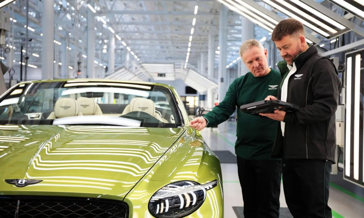 Η Bentley «ντύνει» τους εργαζομένους με… ανθρακονήματα