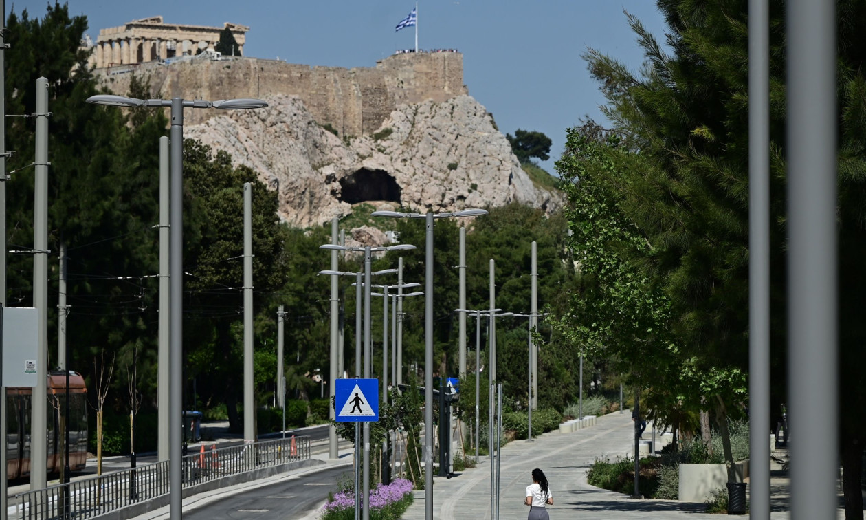 Ο Κυριάκος Μητσοτάκης στα έργα ανάπλασης στη Βασιλίσσης Όλγας