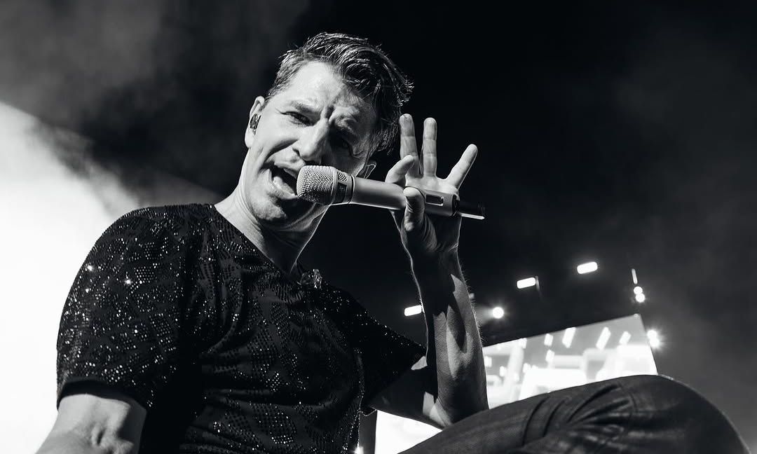 Ο Σάκης Ρουβάς ερμήνευσε Στέλιο Καζαντζίδη βάζοντας την προσωπική του «σφραγίδα»