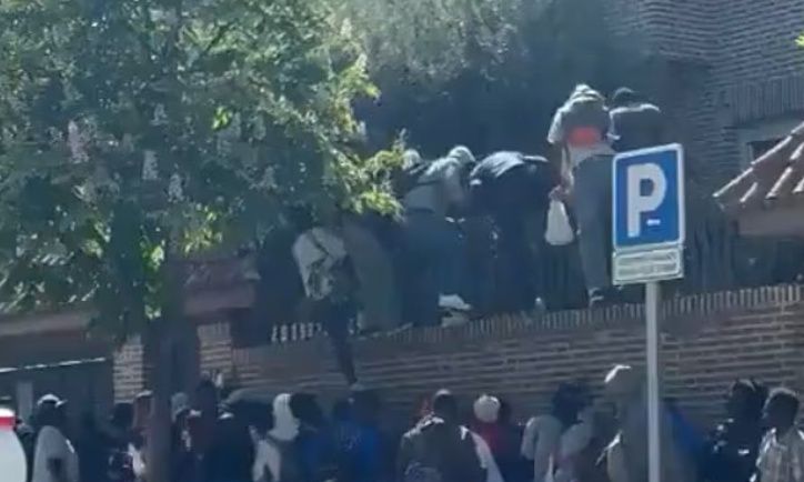 Σκαρφαλώνοντας για να μπουν στην Ευρώπη: Εικόνες χάους στην Ισπανία για νόμιμο καθεστώς σε 500.000