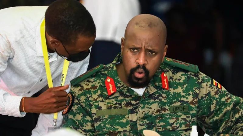 Ο αρχηγός του στρατού της Ουγκάντα δηλώνει 14% Έλληνας και απόγονος του Μεγάλου Αλεξάνδρου