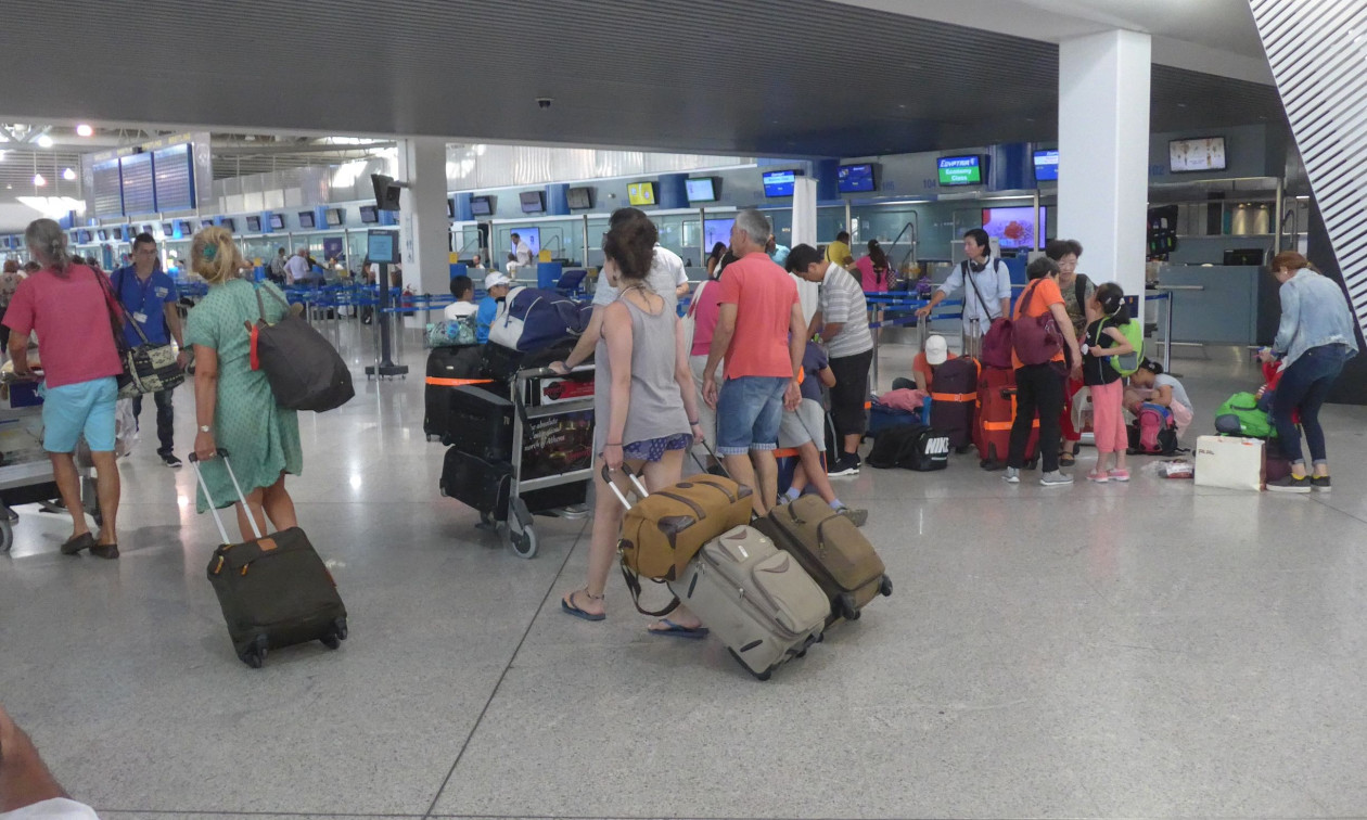 EE προς τουρίστες: Κανονίστε τις διακοπές σας, δεν θα υπάρξει έλλειψη καυσίμων- Η δήλωση Τζιτζικώστα