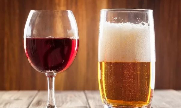 Ανάμεσα στο κρασί και την μπύρα, ποιο είναι καλύτερο να πίνουμε όταν κάνουμε δίαιτα;