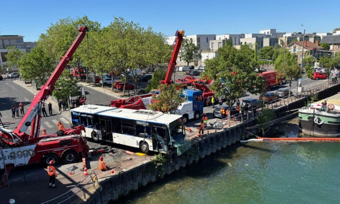 Σηκουάνας: «Ακούσαμε φωνές, είδαμε ανθρώπους στο νερό» - Συγκλονίζουν αυτόπτες μάρτυρες