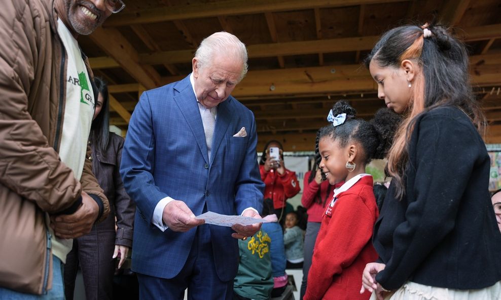 Στο Χάρλεμ ο βασιλιάς Κάρολος: Το κοπλιμέντο που δέχθηκε για τα μαλλιά του και η βόλτα στο κοτέτσι
