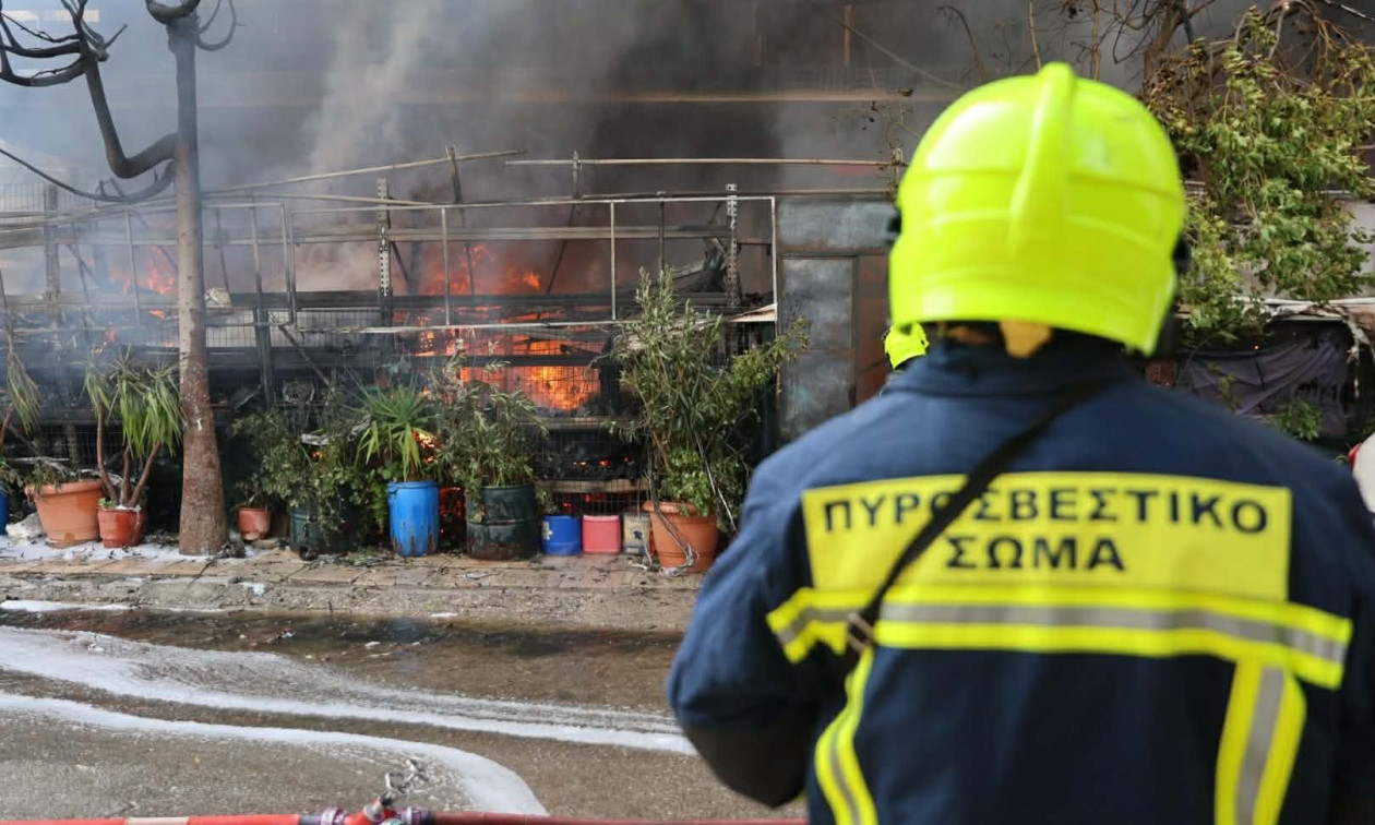 Ασπρόπυργος: Ρομά επιτέθηκαν σε πυροσβέστες που πήγαν να σβήσουν φωτιά και τους έκλεψαν!
