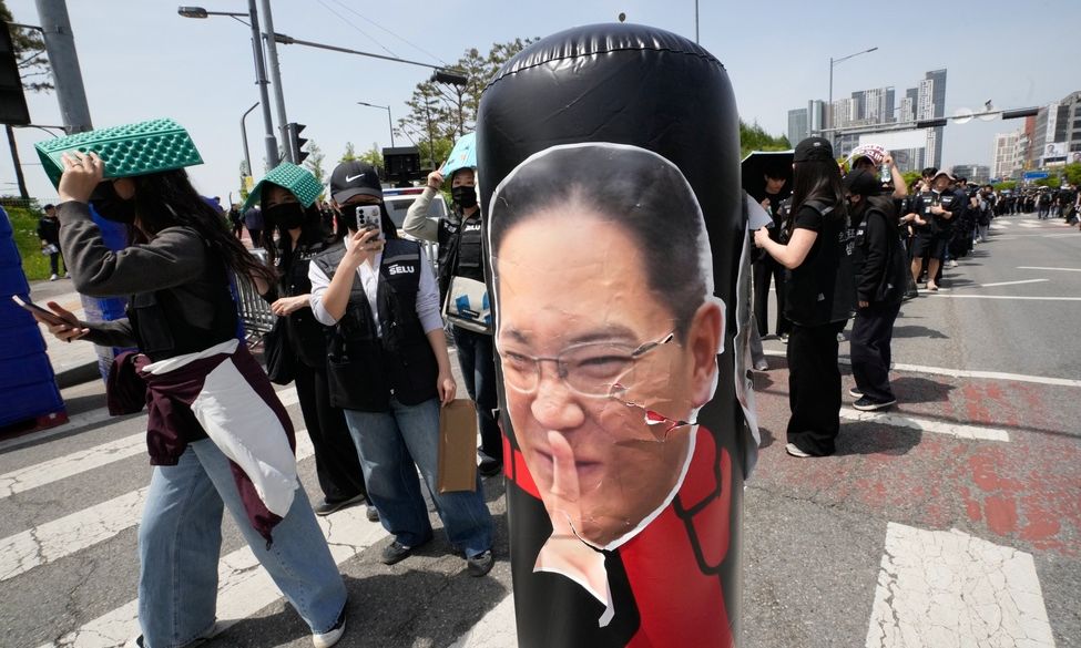 Ο αόρατος γιος και ο φυλακισμένος μεγιστάνας: Το σίριαλ διαδοχής στην αυτοκρατορία της Samsung