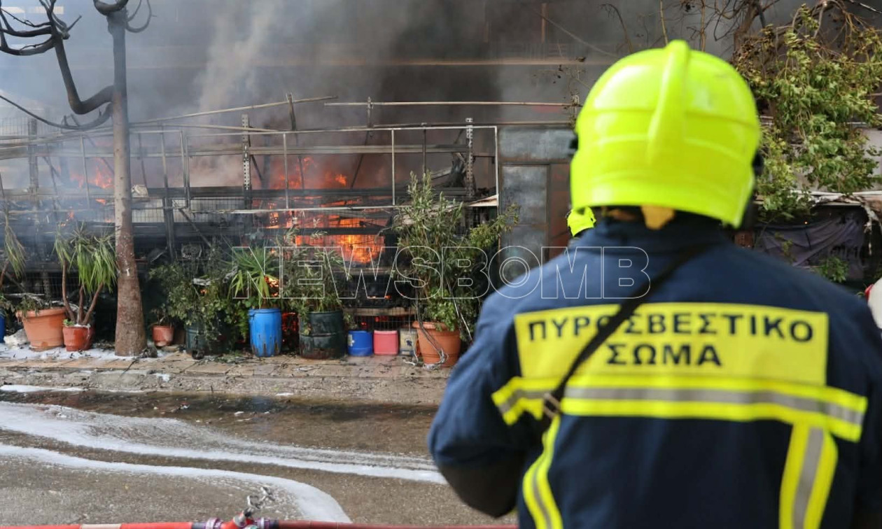 Φωτιά στο Ίλιον: Φωτογραφίες και βίντεο από τις προσπάθειες κατάσβεσης