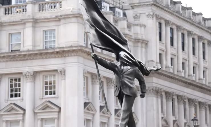 Βanksy: Αγαλμα με την υπογραφή του εμφανίστηκε στο Λονδίνο - O μυστηριώδης άνδρας με το κοστουμι