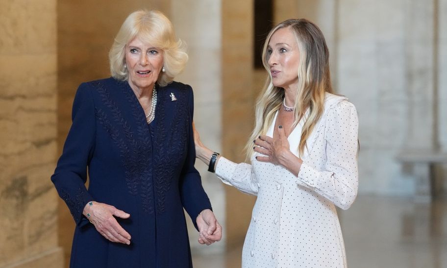 Νέα Υόρκη: Όταν η βασίλισσα Καμίλα συνάντησε την... Κάρι Μπράντσο