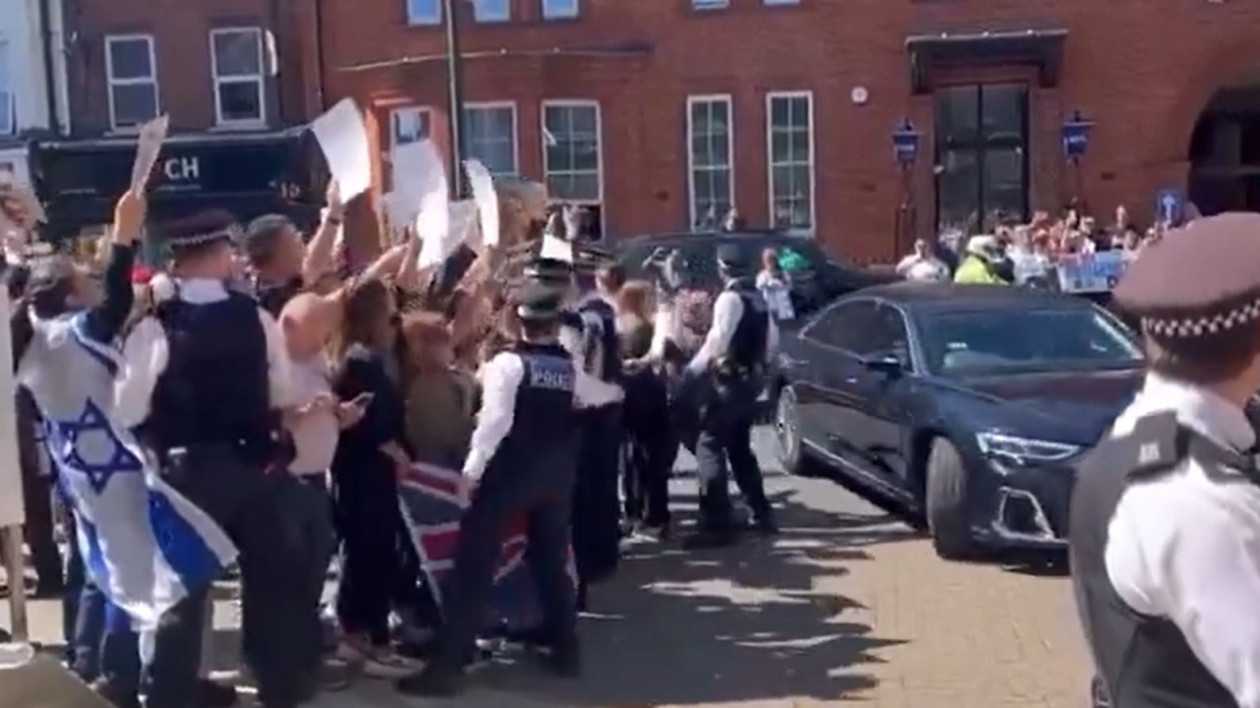 Βρετανία: Αποδοκιμασίες κατά Στάρμερ όταν επισκέφθηκε το σημείο της επίθεσης εναντίον Εβραίων