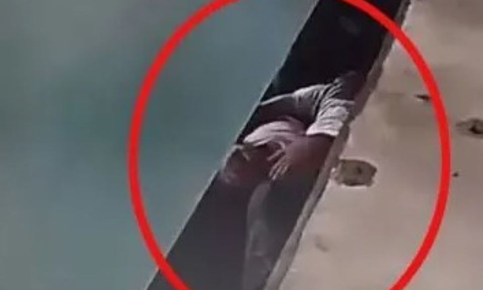 Ανδρας έγινε «ασπίδα» για το μωρό του και το τρένο πέρασε από πάνω τους - Βίντεο